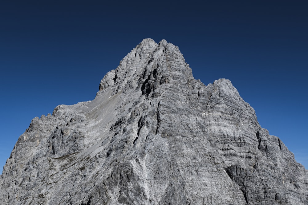 Montagne rocheuse grise sous le ciel bleu pendant la journée