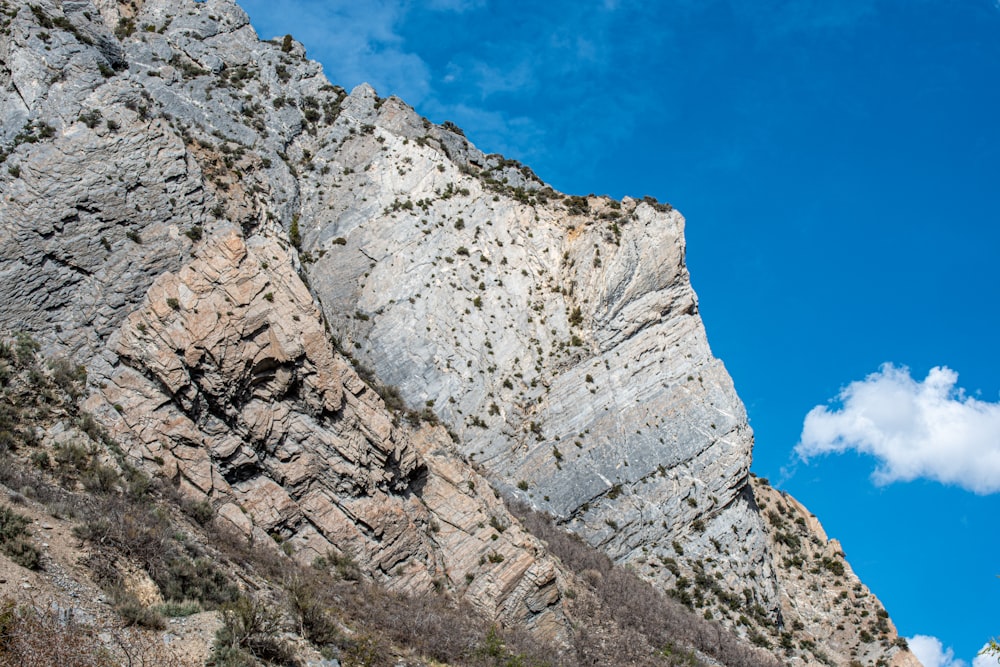 Montaña rocosa bajo el cielo azul durante el día