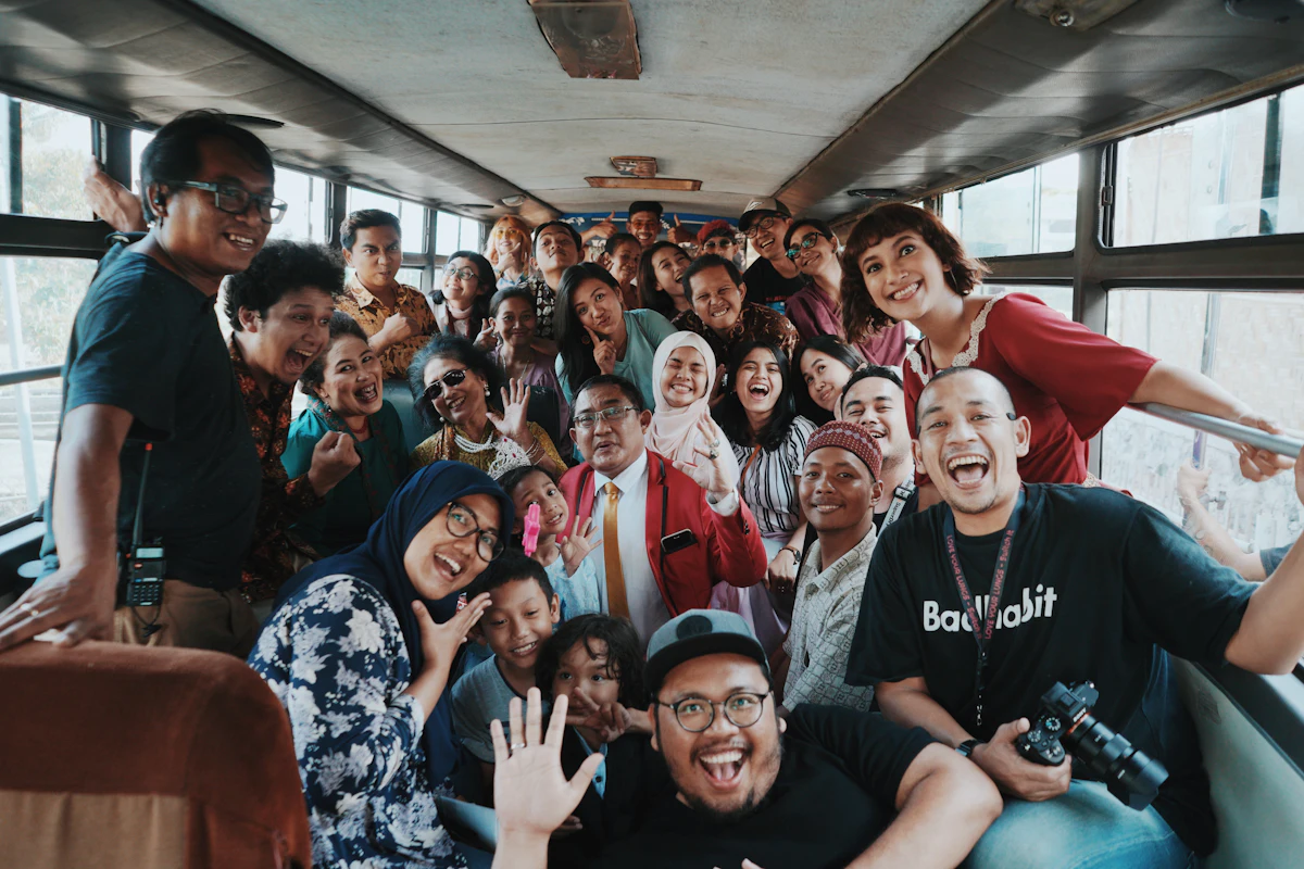Momen kumpul keluarga besar Indonesia berfoto bersama saat silaturahmi hari raya yang hangat dan akrab