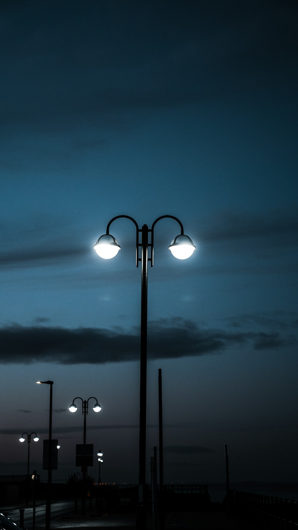 poste de luz emoldurado em metal preto durante a noite