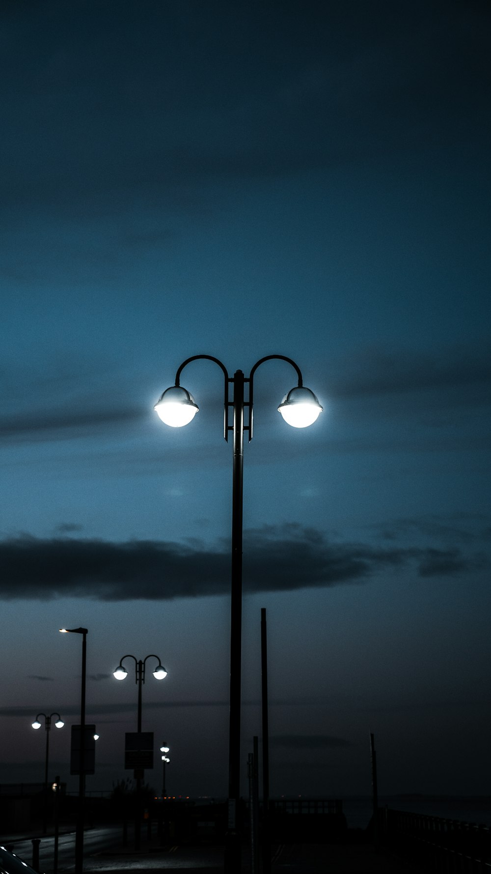 Lampadaire à cadre en métal noir pendant la nuit