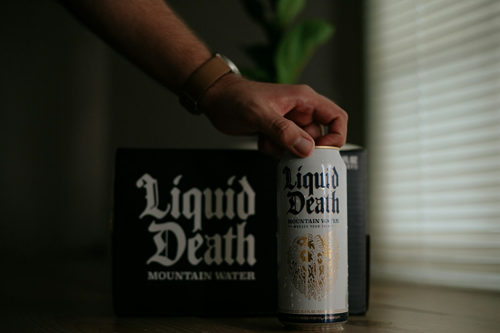 Como a Liquid Death usa o marketing de fricção para blindar o LTV