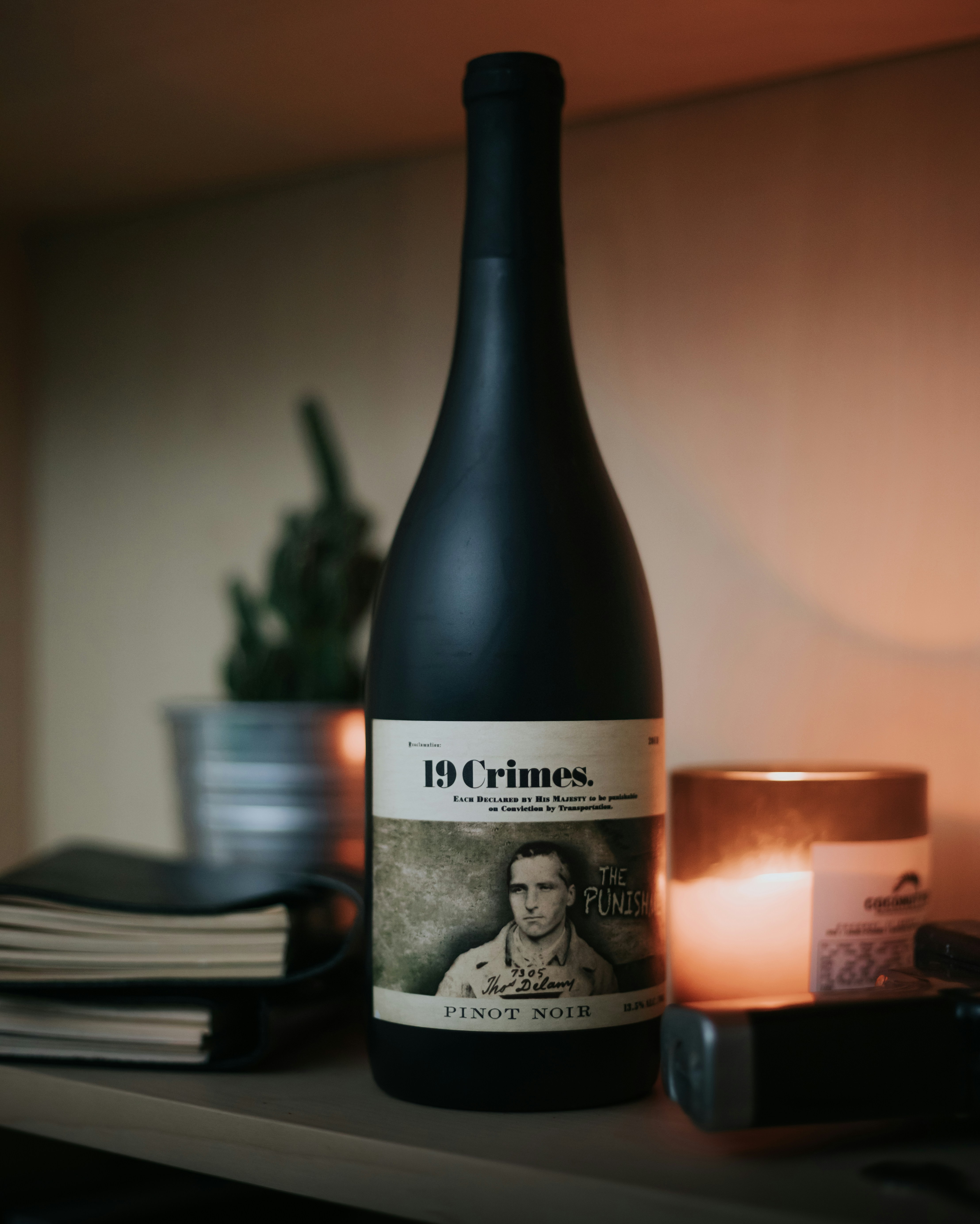 bouteille en verre noir sur table en bois marron