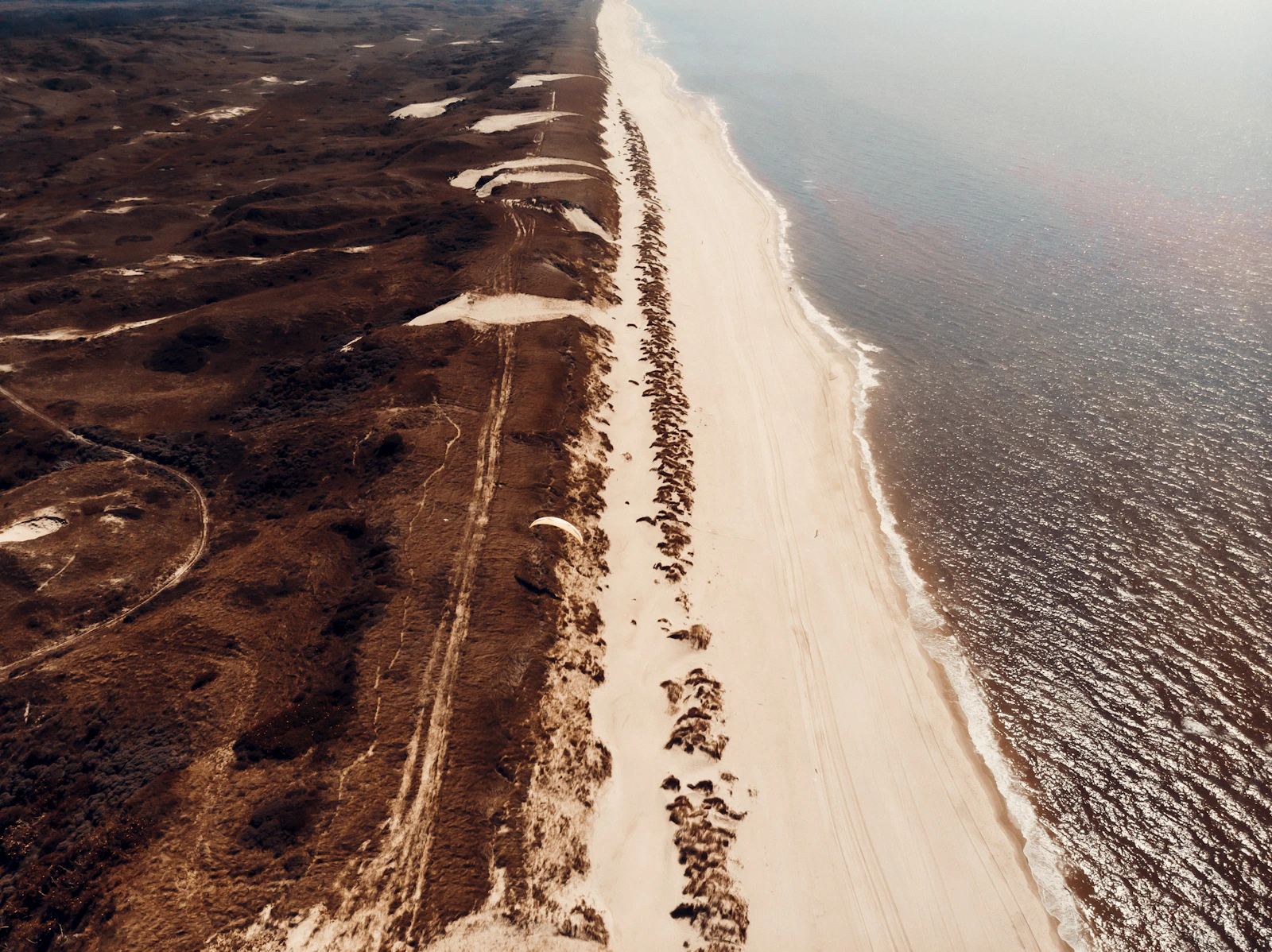 Luchtfoto van de kust bij Egmond aan Zee met duinen, strand en zee