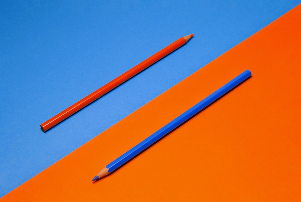 주황색 표면에 파란색 연필