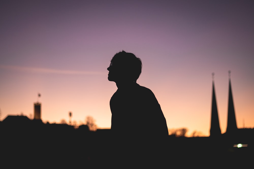 Silueta del hombre durante la puesta del sol