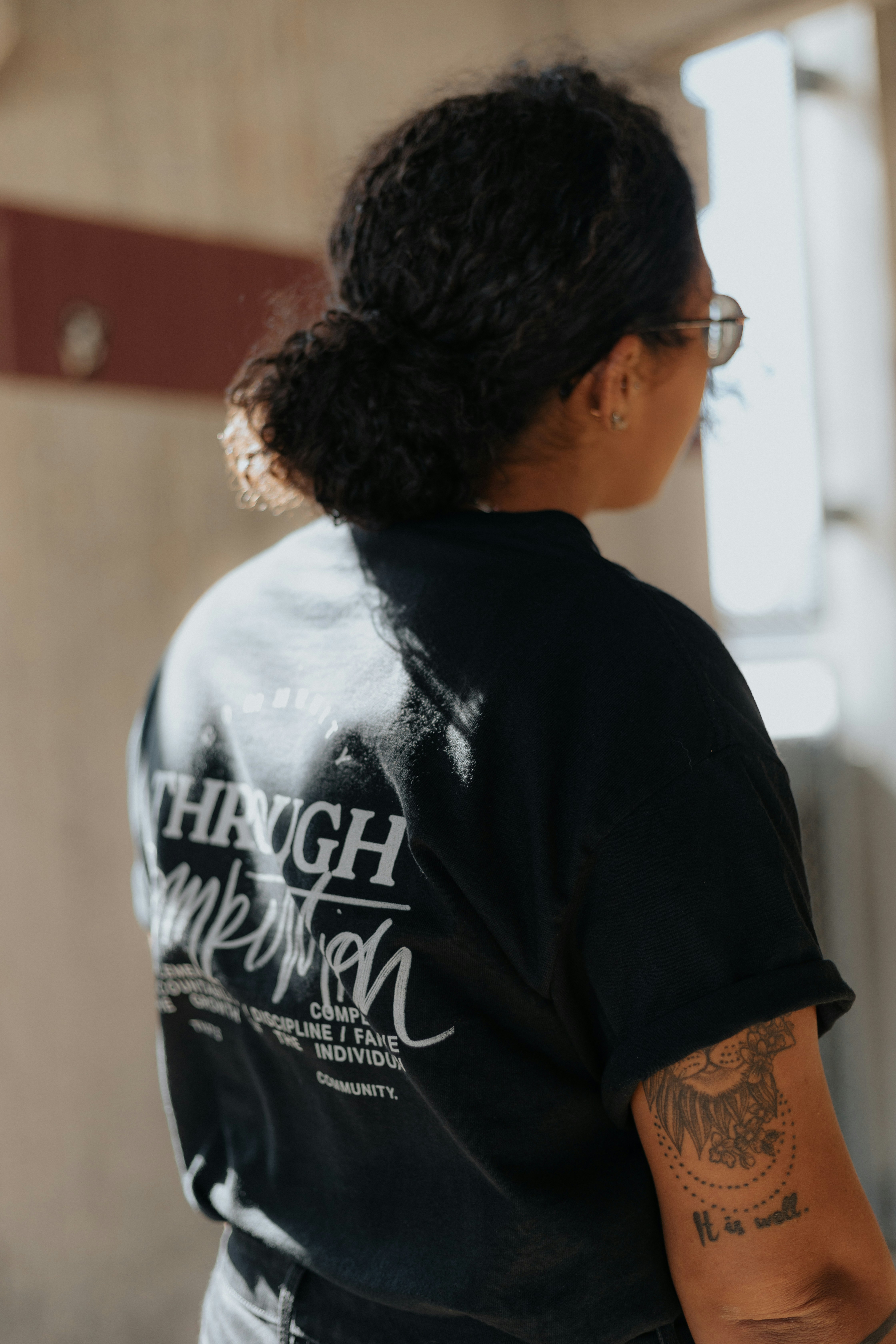 homme en noir et blanc ras du cou T-shirt