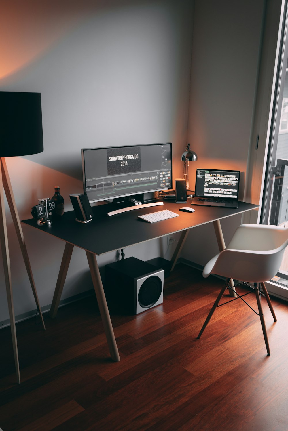 Monitor de computadora de pantalla plana negra sobre mesa de madera negra