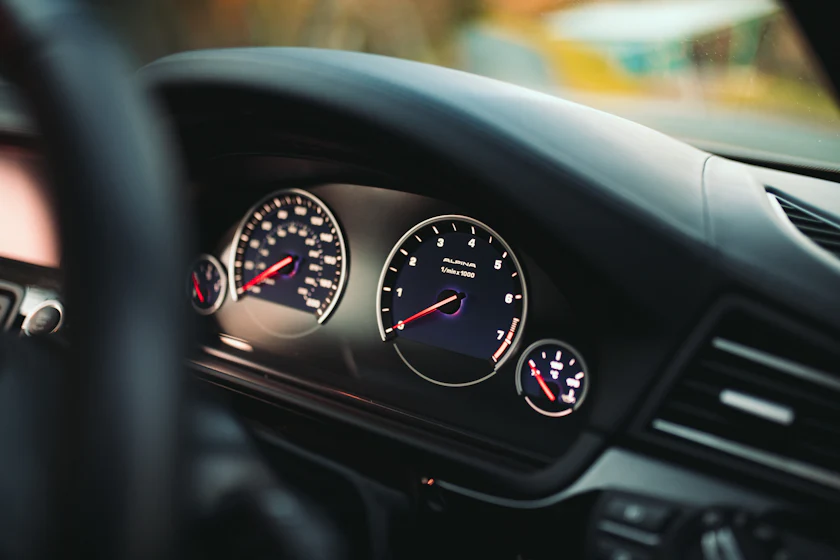 Cuadro de relojes de un coche con el cuentakilómetros