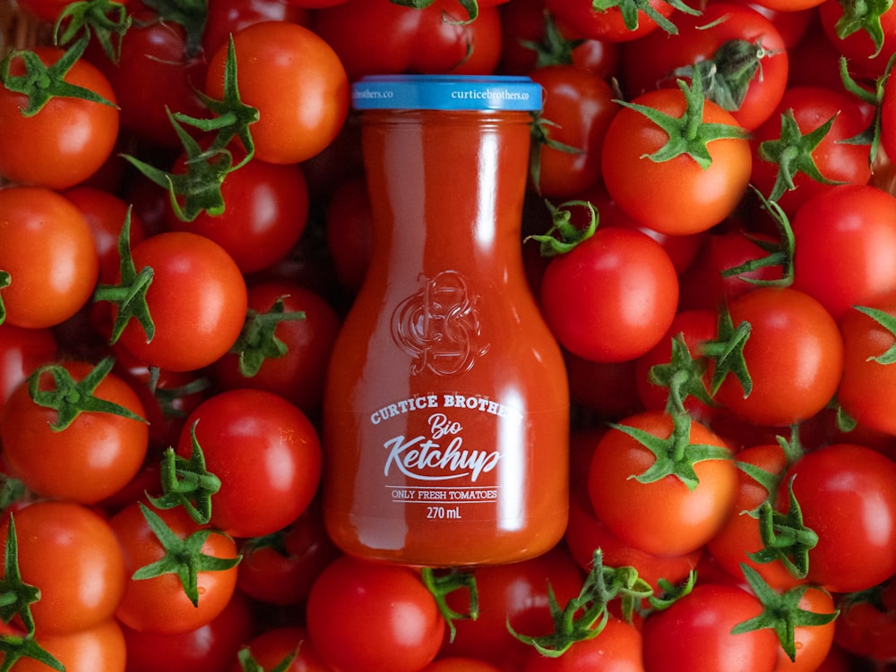 bouteille de sauce tomate sur table en bois marron