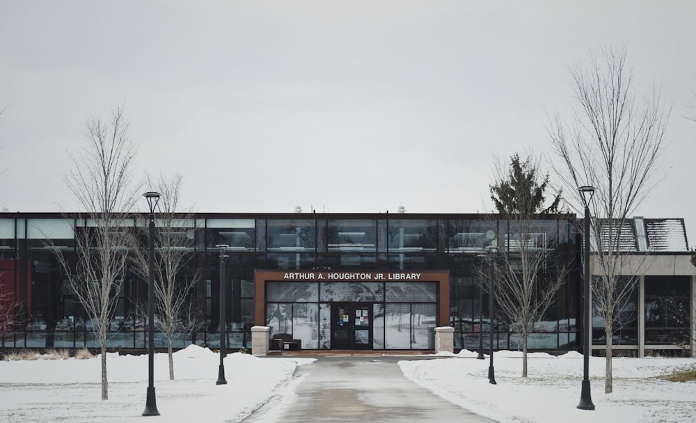 edificio in calcestruzzo bianco e nero durante il giorno