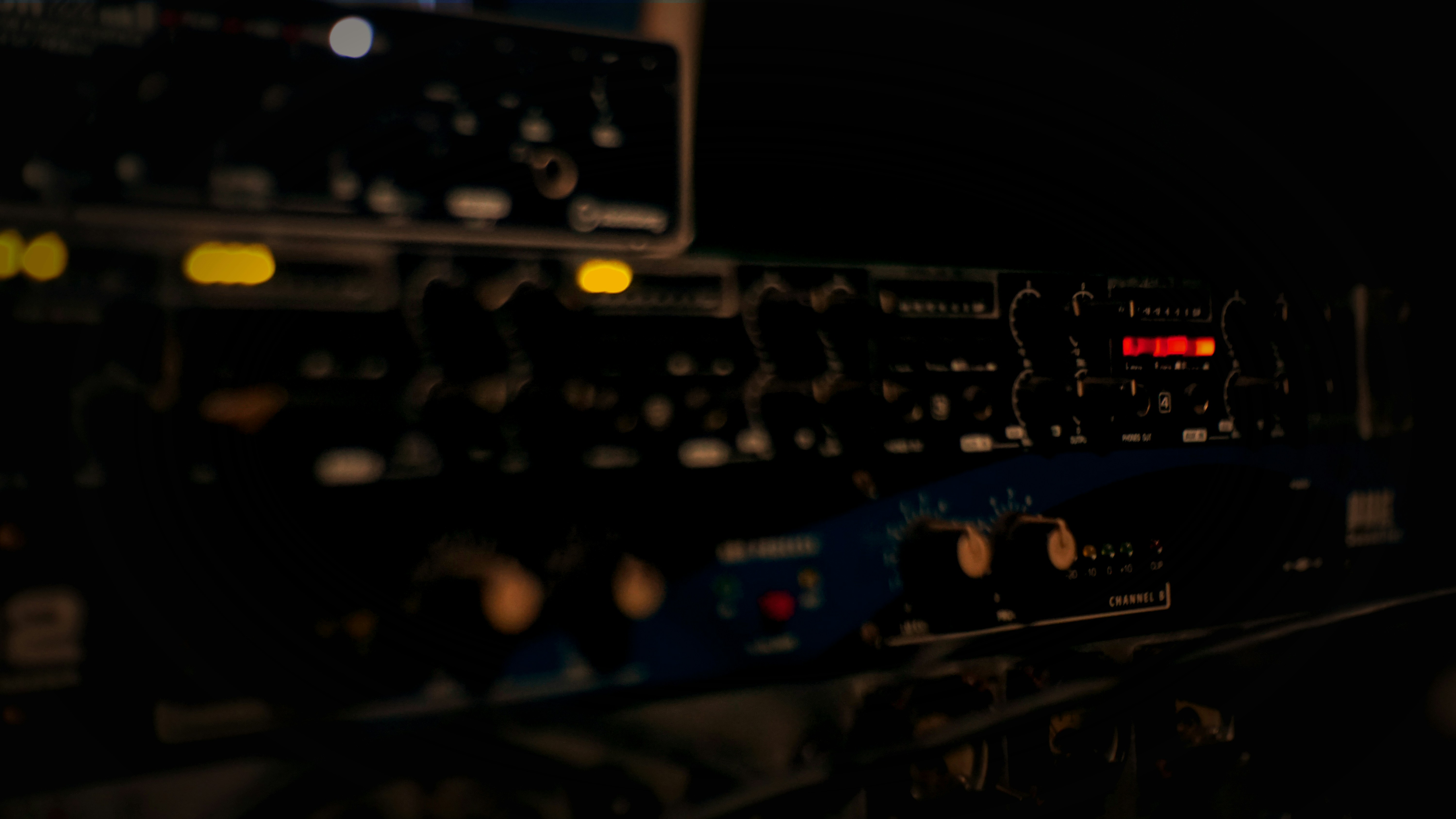 Mezclador de audio negro activado en la fotografía de primer plano