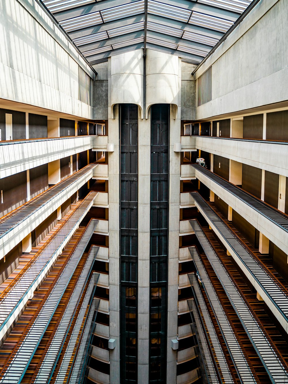 Edificio de hormigón marrón y blanco