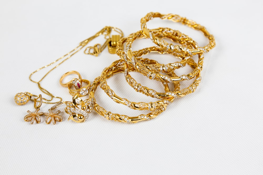 Collar de cadena de oro sobre superficie blanca