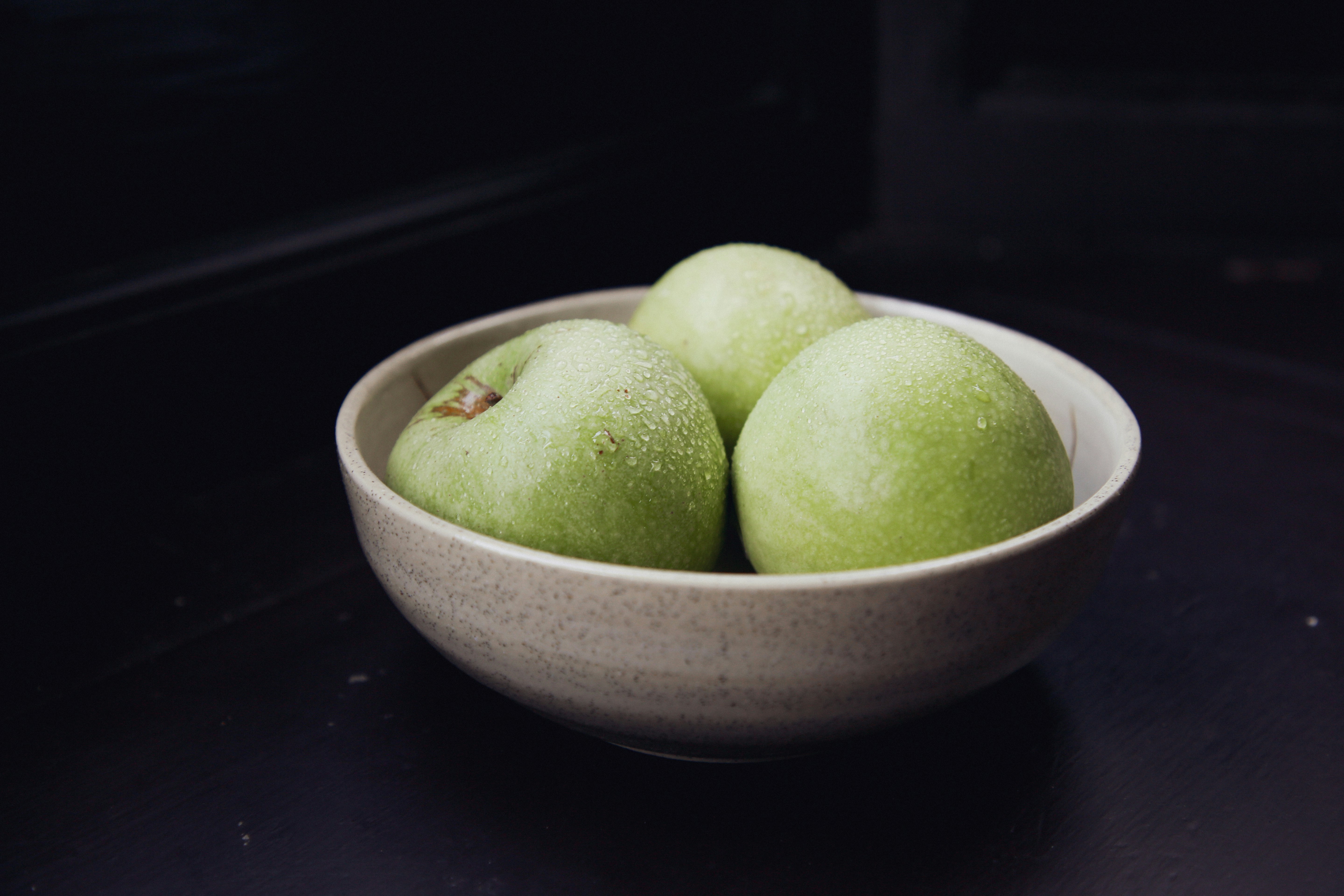 Maçã verde em bowl branco
