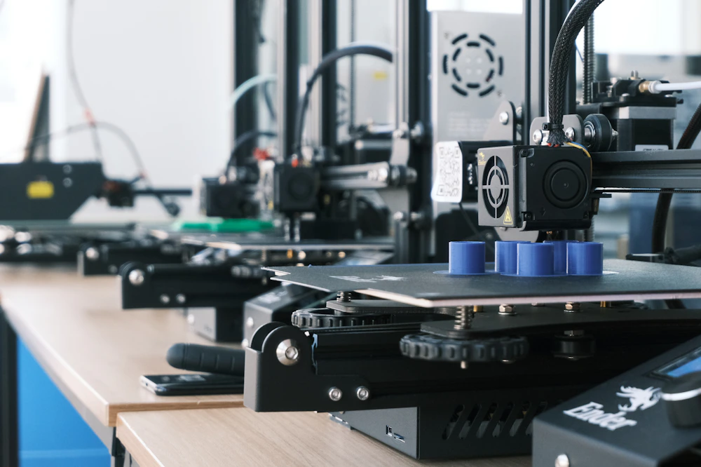 3D-принтер печатает модель