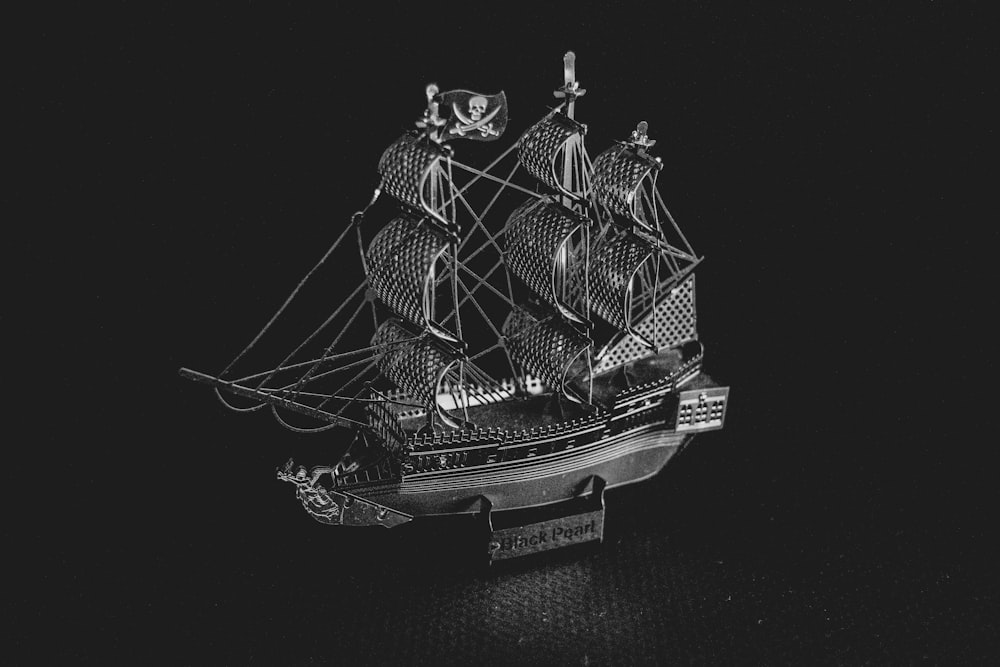 modello in scala di nave in bianco e nero