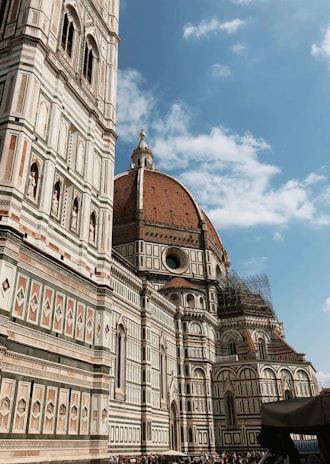 Front view of Catedral Nossa Senhora de Fátima with deep blue sky background.