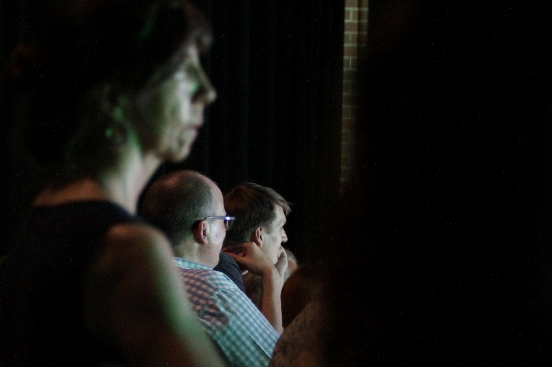 gray computer monitor