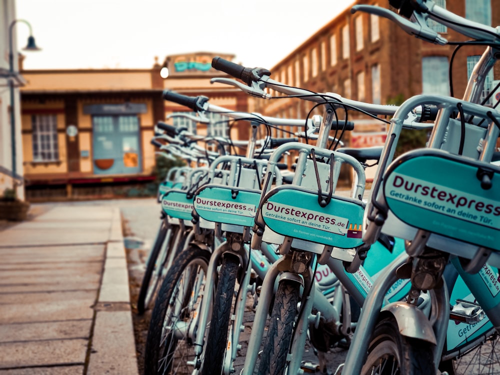 Fahrrad tagsüber auf dem Bürgersteig abgestellt