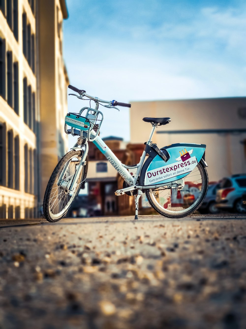 Bicicleta de montaña azul y negra