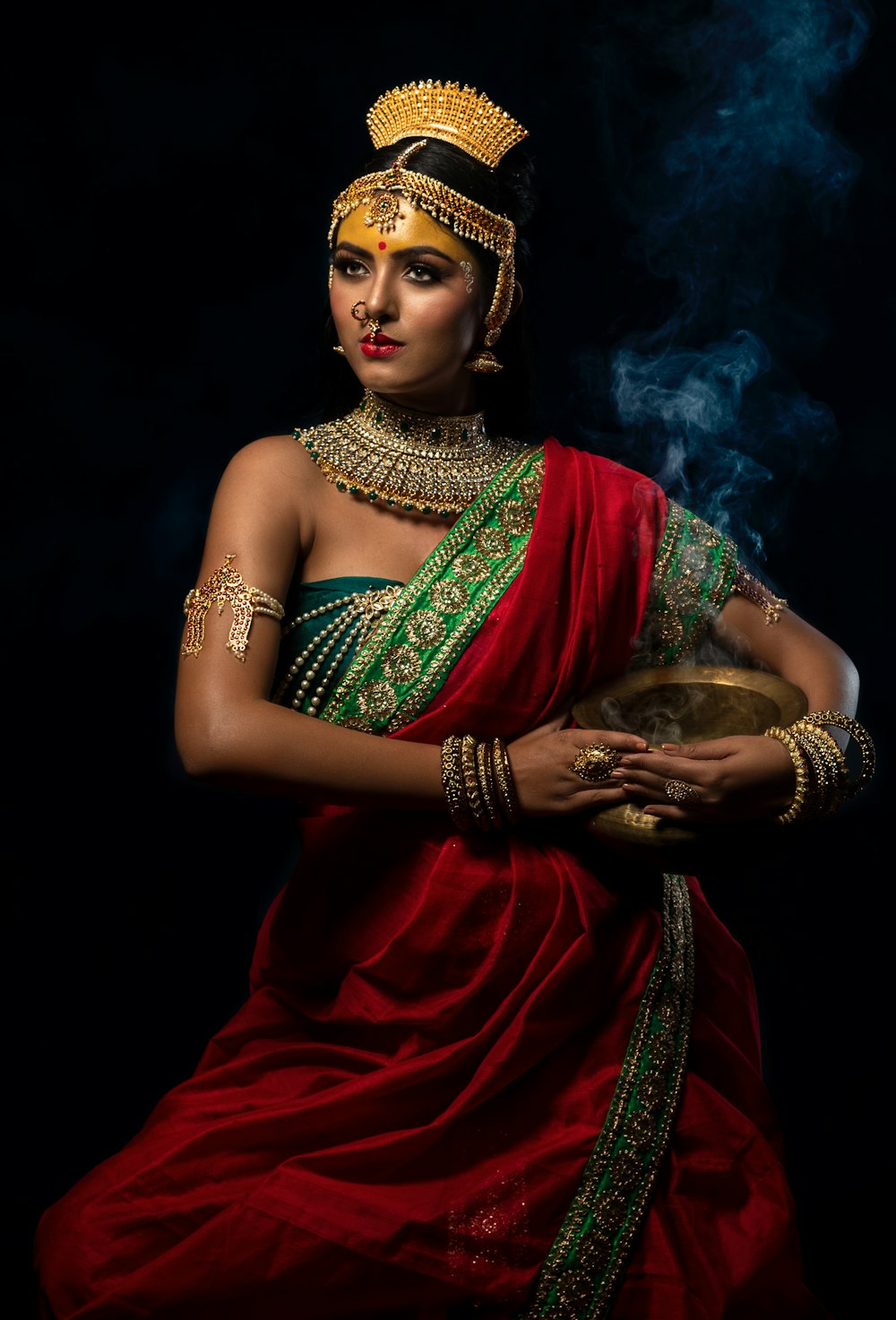 Mujer con vestido sari rojo y verde