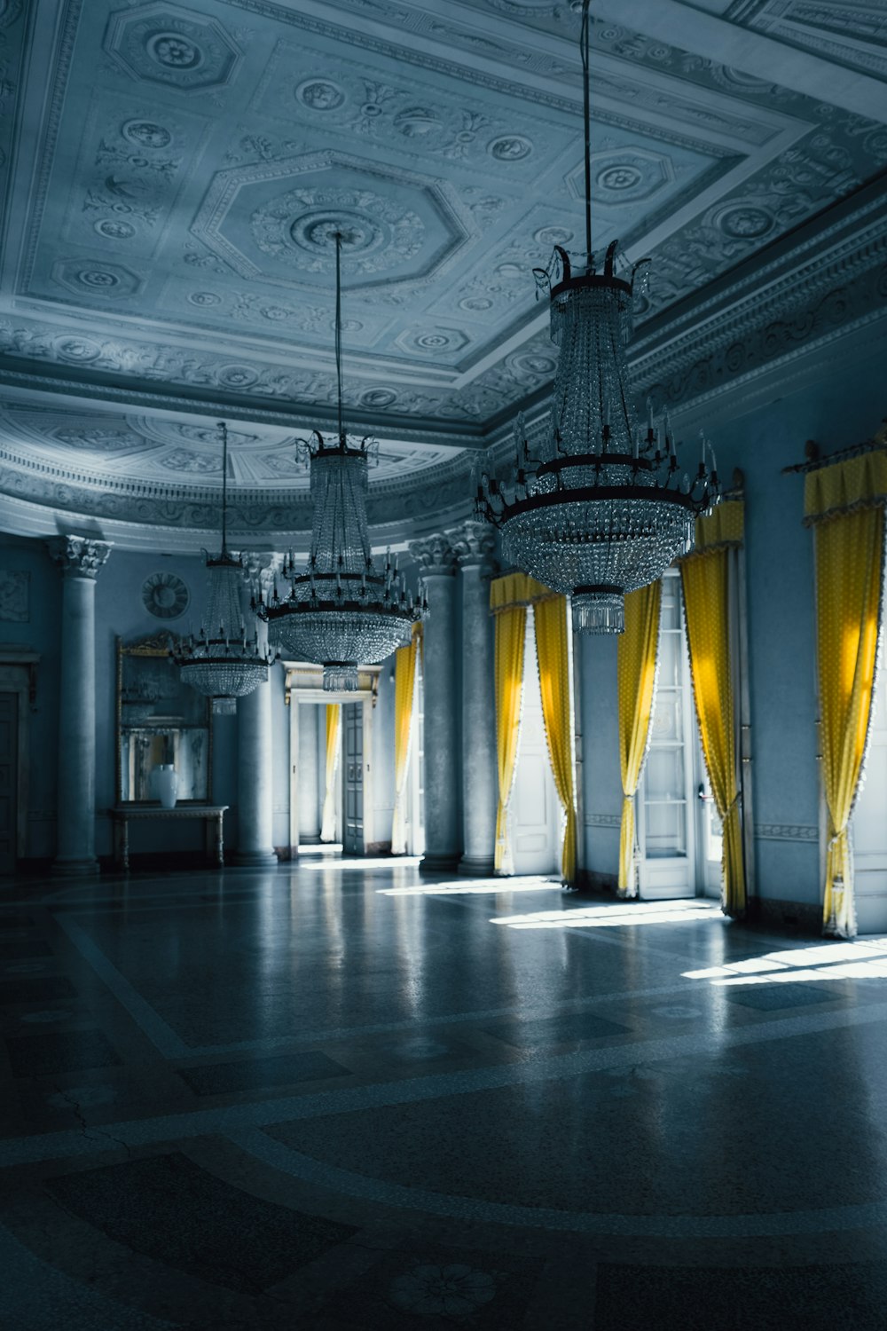 Bâtiment en béton blanc et jaune