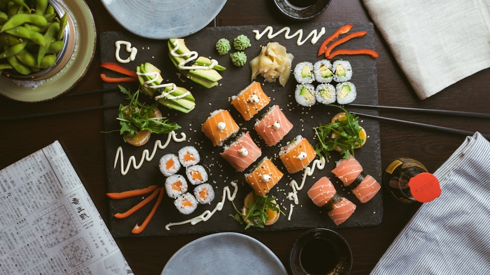 sushi na placa de cerâmica preta