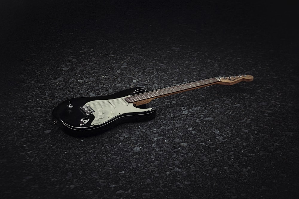 guitarra elétrica em preto e branco