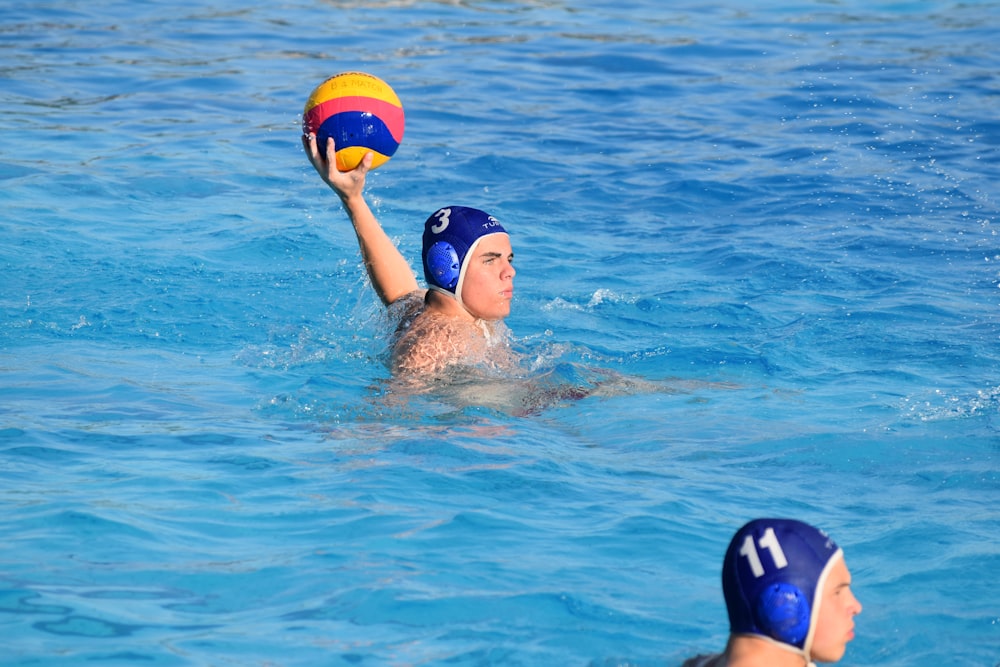 uomo in occhialini da nuoto blu in piscina