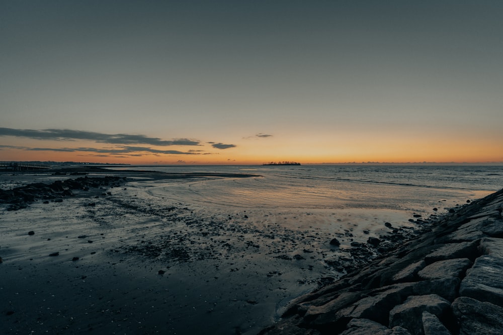 Meereswellen stürzen während des Sonnenuntergangs an Land