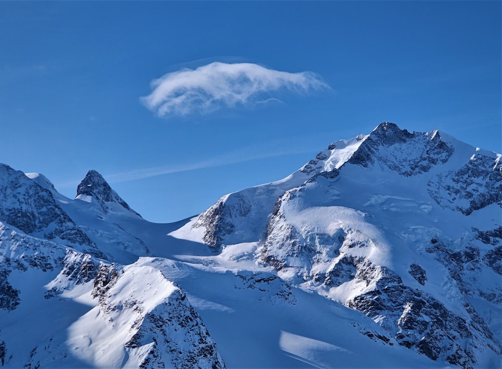 montagna coperta di neve sotto il cielo blu durante il giorno