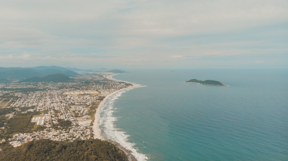 veduta aerea del mare durante il giorno