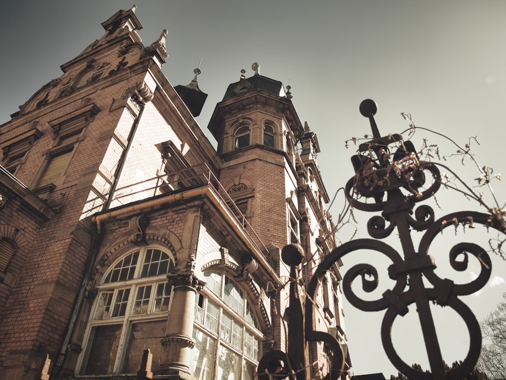 Edificio de hormigón marrón durante el día