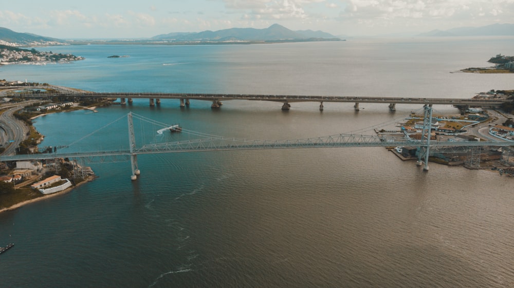 ponte sul mare durante il giorno