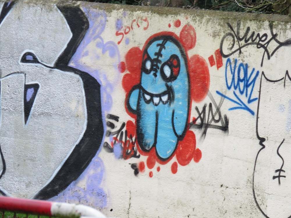 Graffiti mural bleu et blanc