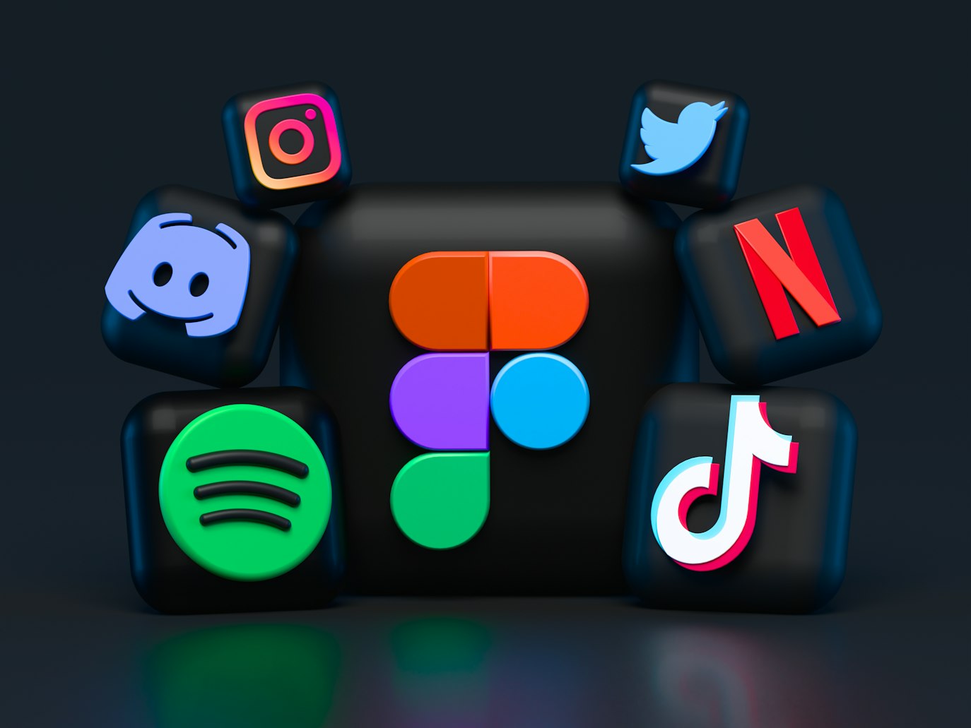 Facebook, Instagram, Messenger ir WhatsApp logotipai, simbolizuojantys Meta platformų pasiekiamumą.