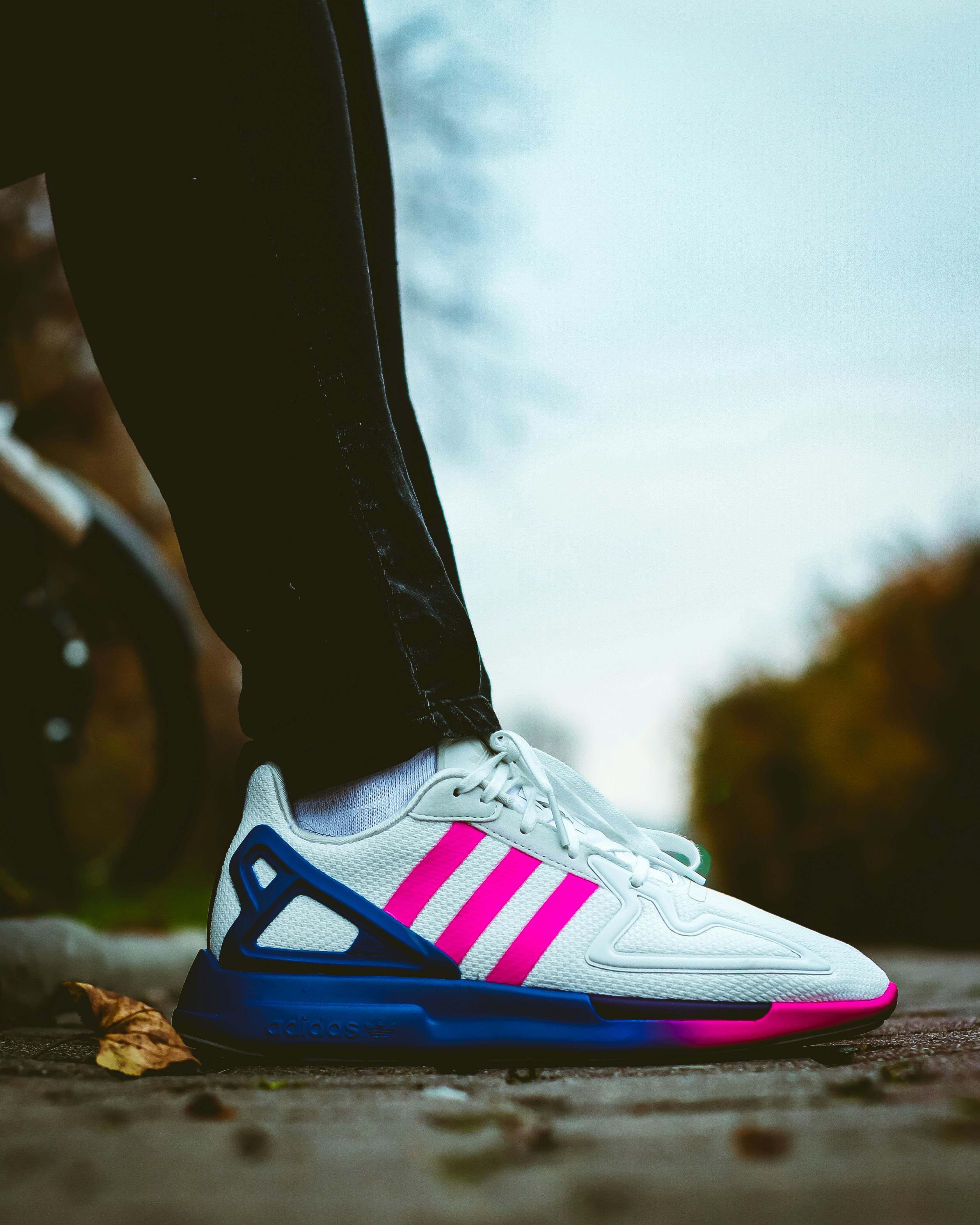 Person in blau-weißen Nike-Sportschuhen