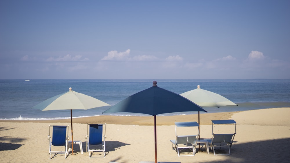sombrilla de patio azul y blanca en la playa durante el día
