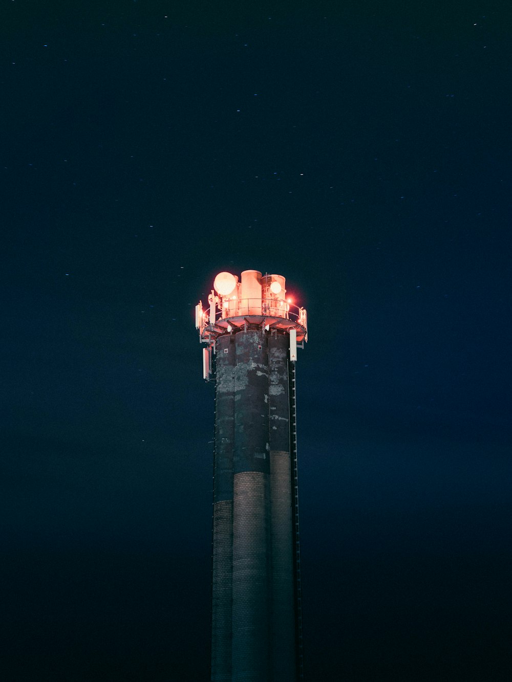 torre cinza iluminada durante a noite
