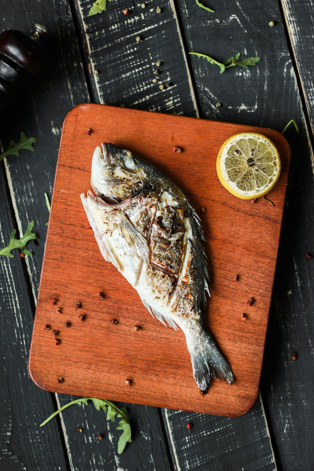 茶色の木製のまな板に魚