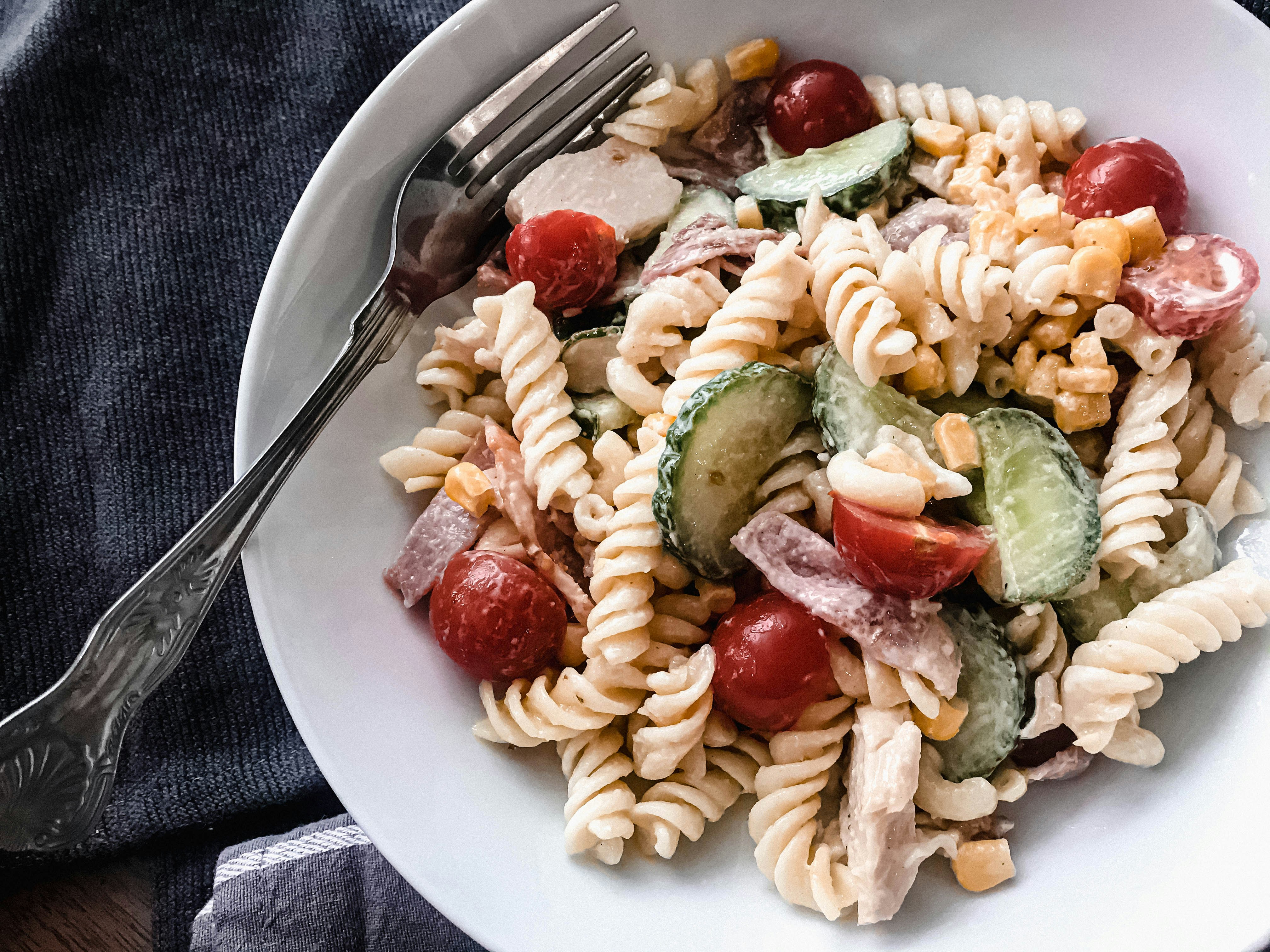 Insalata di Pasta Fredda Colorata: Il Piatto Estivo Perfetto