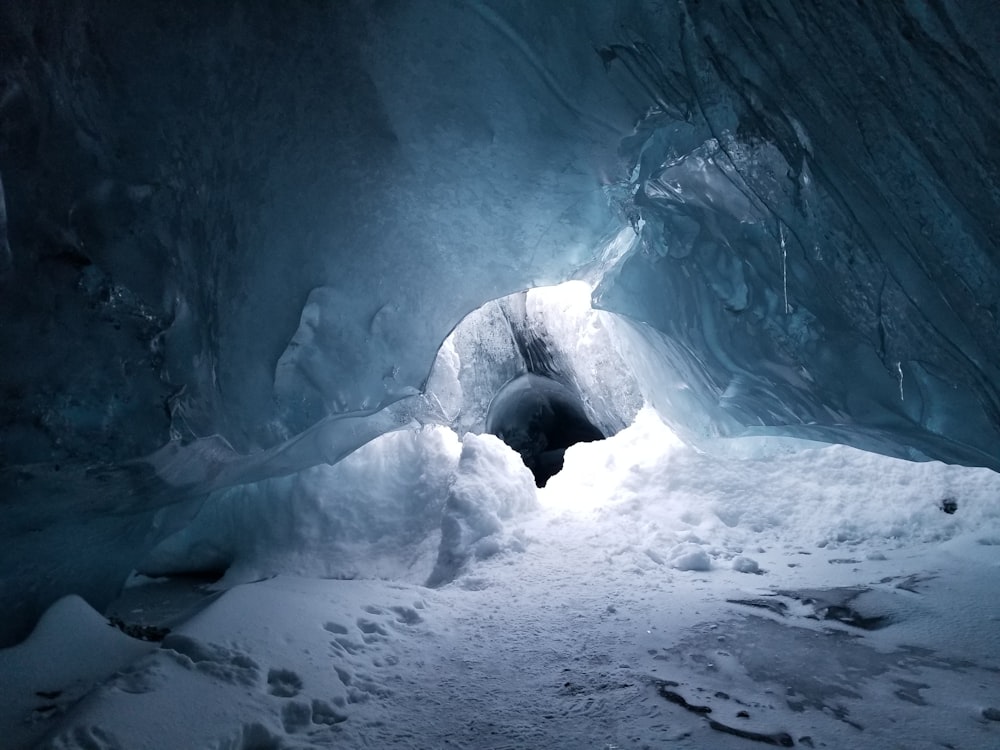 grotte de glace blanche et bleue