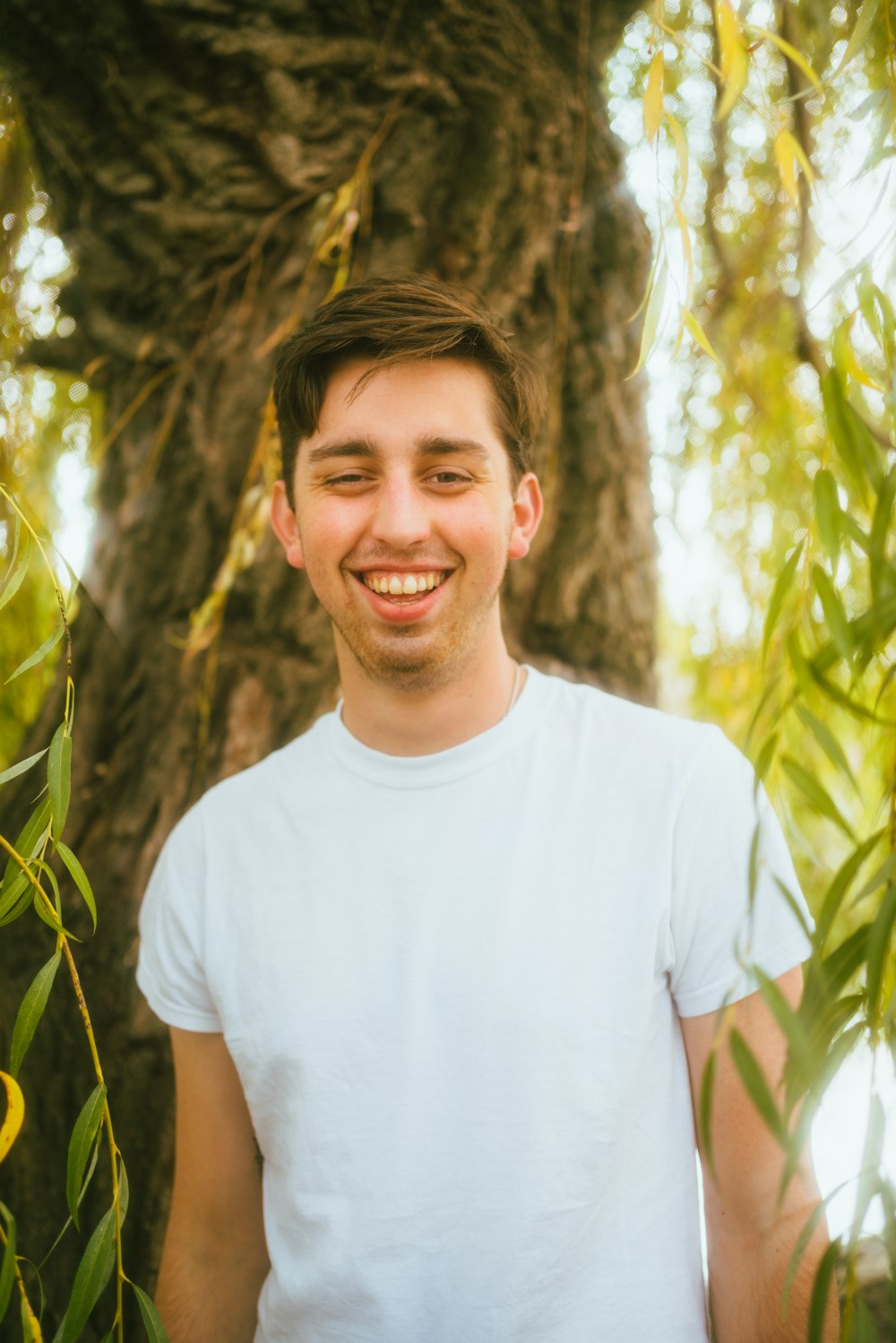 homme en blanc ras du cou t-shirt souriant