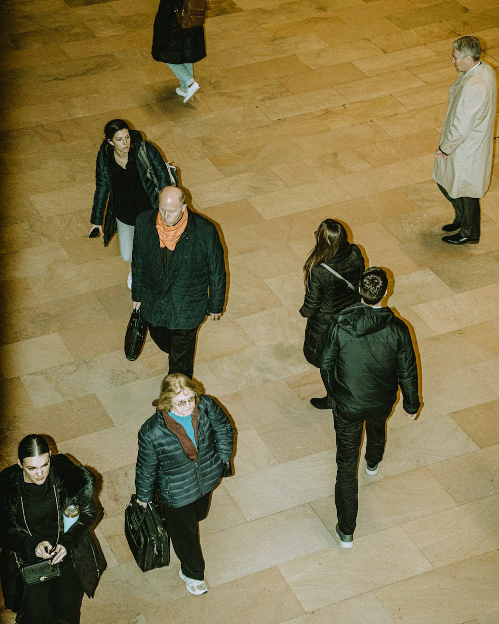 grupo de personas de pie en el piso de madera marrón