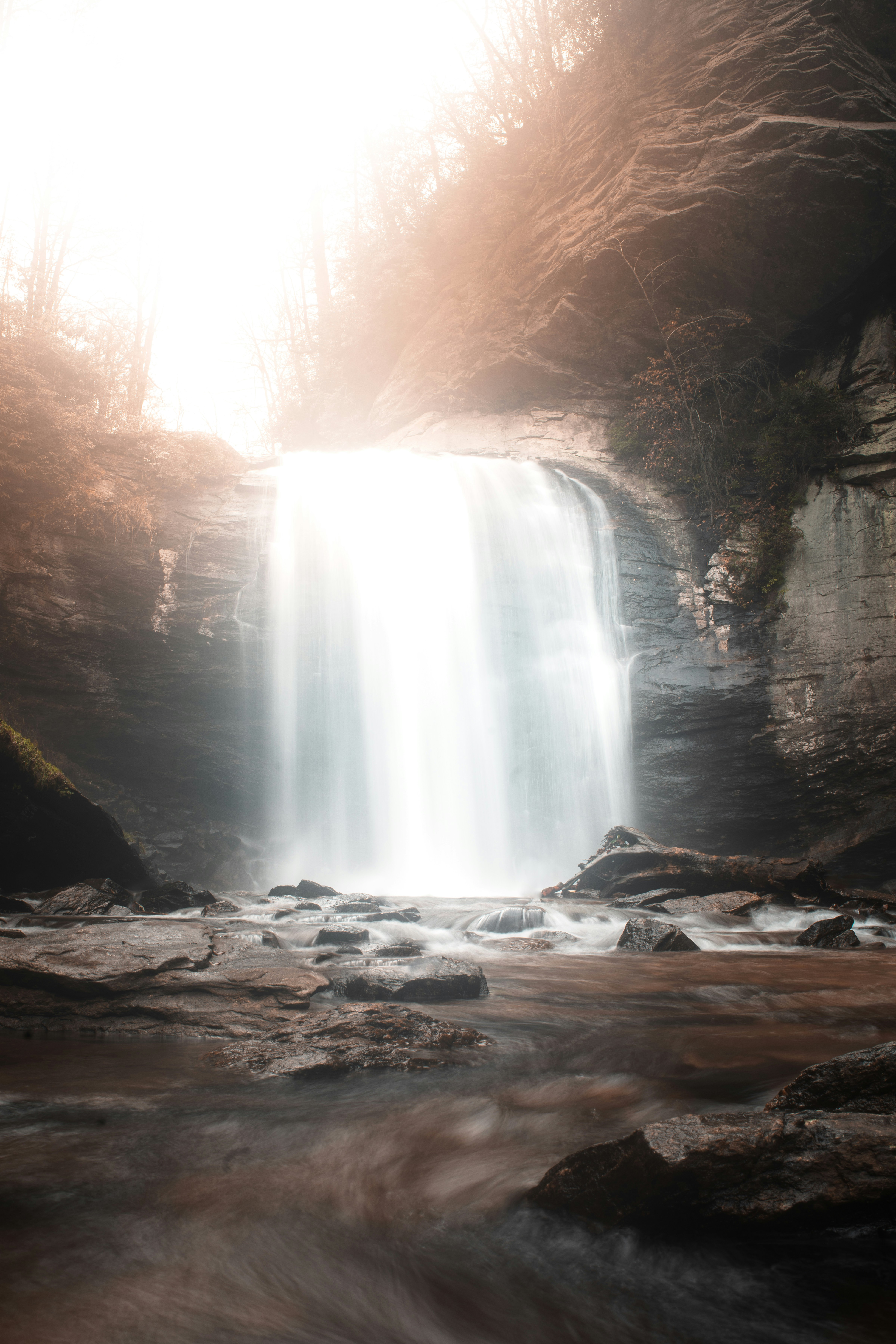 chutes-d-eau-au-milieu-des-montagnes-rocheuses-photo-photo-etats-unis