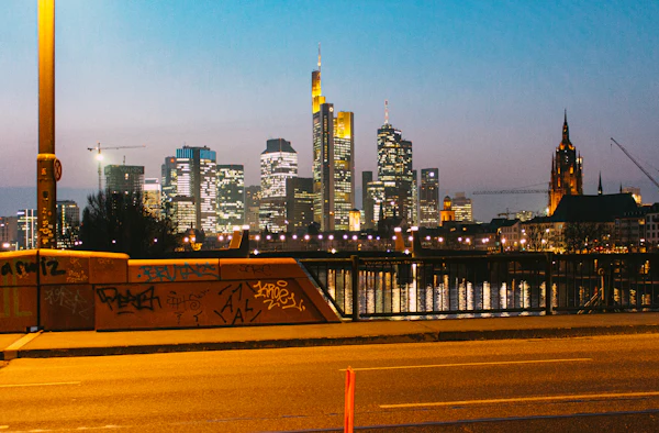 Skyline einer Großstadt in der Abenddämmerung