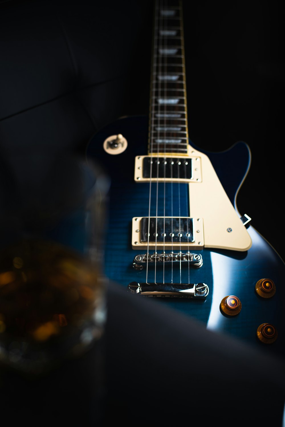 Guitare électrique Stratocaster blanche et brune