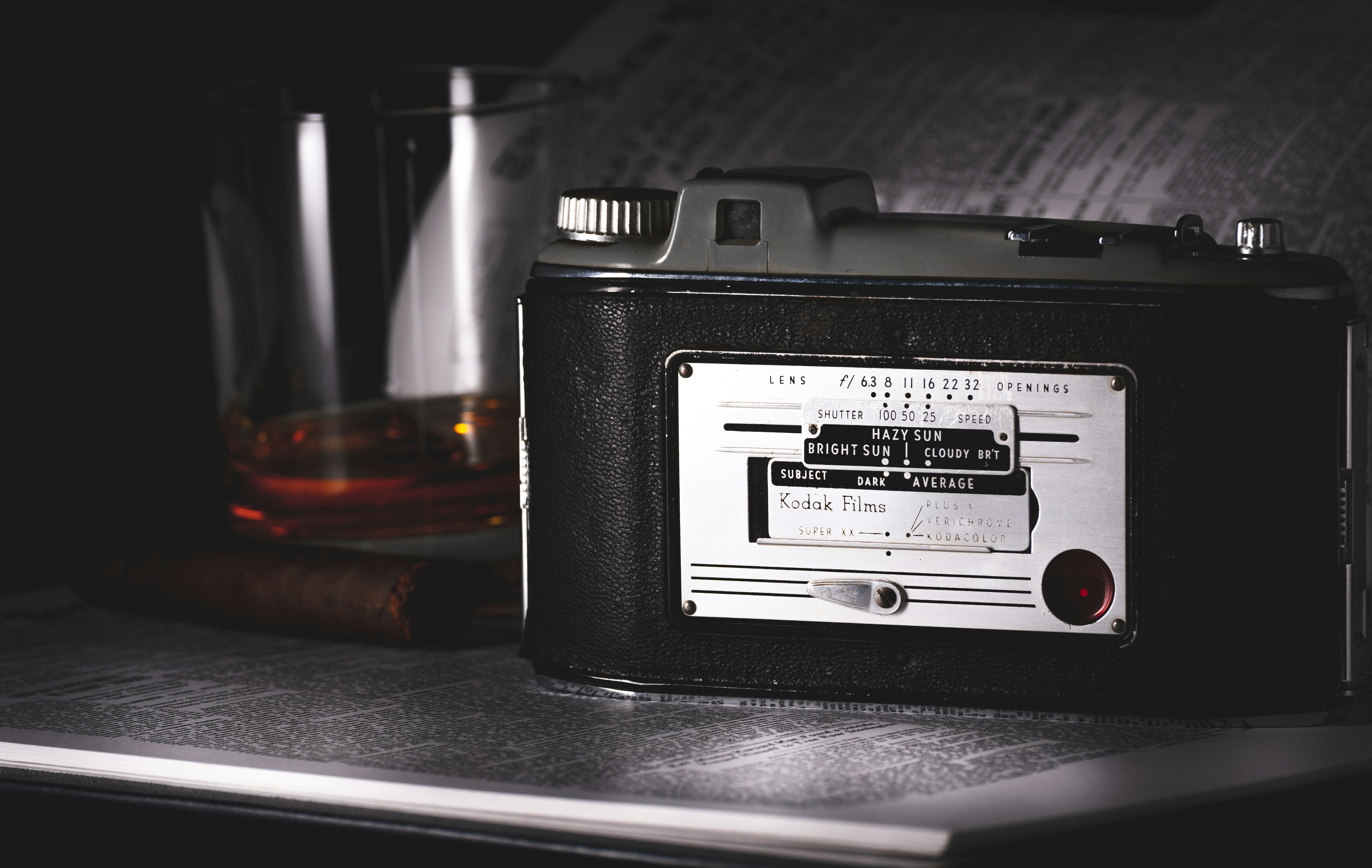 블랙 가죽 케이스에 블랙과 실버 카메라