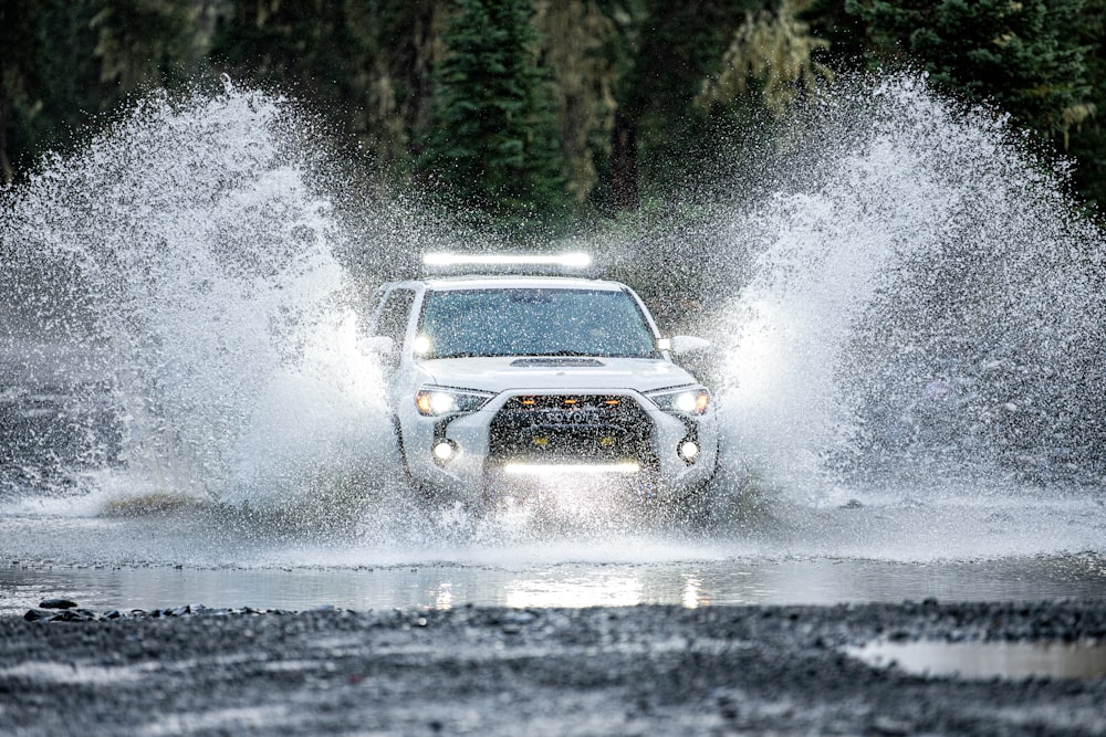 chevrolet camaro negro sobre el agua